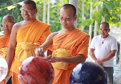 พระครูสังฆรักษ์ปรีดา  ธีรกุโล พร้อมคณะสงฆ์ปิดทองดวงแก้วเพื่อบรรจุใต้ฐานพระประธาน