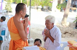 สาธุชนรับพร จากพระครูสังฆรักษ์ปรีดา  ธีรกุโล ประธานสงฆ์