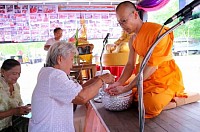 ศรัทธาญาติโยมสรงน้ำพระครูสังฆรักษ์ปรีดา ธีรกุโล ประจำปี