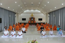 ถ่ายภาพหมู่เป็นที่ระลึก โครงการปฏิบัติธรรมโดยพระภิกษุและสาธุชนจาก14จังหวัดภาคใต้