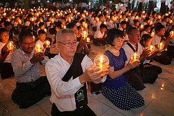 สาธุชนชาวไทย-เมียนมาเข้าร่วมกิจกรรมจุดโคมลานปล่อยโคมลอย ณ วัดชเวปรีดา เกาะสอง ประเทศเมียนมา