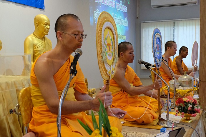 พระครูสังฆรักษ์ปรีดา  ธีรกุโลและคณะสงฆ์สวดมนต์