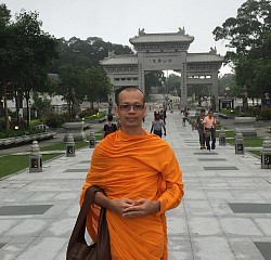 พระครูสังฆรักษ์ปรีดา  ธีรกุโล ประธานสงฆ์ศูนย์ปฏิบัติธรรมแก้วระนอง (ผู้อำนวยการศูนย์กัลยาณมิตรแก้วระนอง)