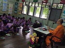 พระครูสังฆรักษ์ปรีดา  ธีรกุโล สอนศีลธรรมในโรงเรียน