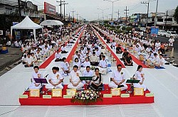 ร่วมสานประเพณีตักบาตรมิตรภาพ