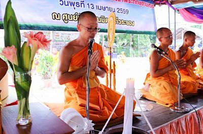 พระครูสังฆรักษ์ปรีดา  ธีรกุโล(จันทร์ธีระกุล) และคณะสงฆ์เจริญพระพุทธมนต์