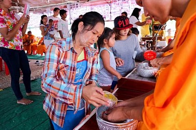 สรงน้ำพระในเทศกาลสรงกรานต์