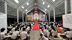 สาธุชนมาฟังธรรมประจำวันพระ