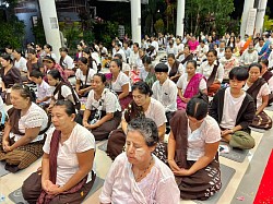 สาธุชนสะสมบุญประจำวันสำคัญ